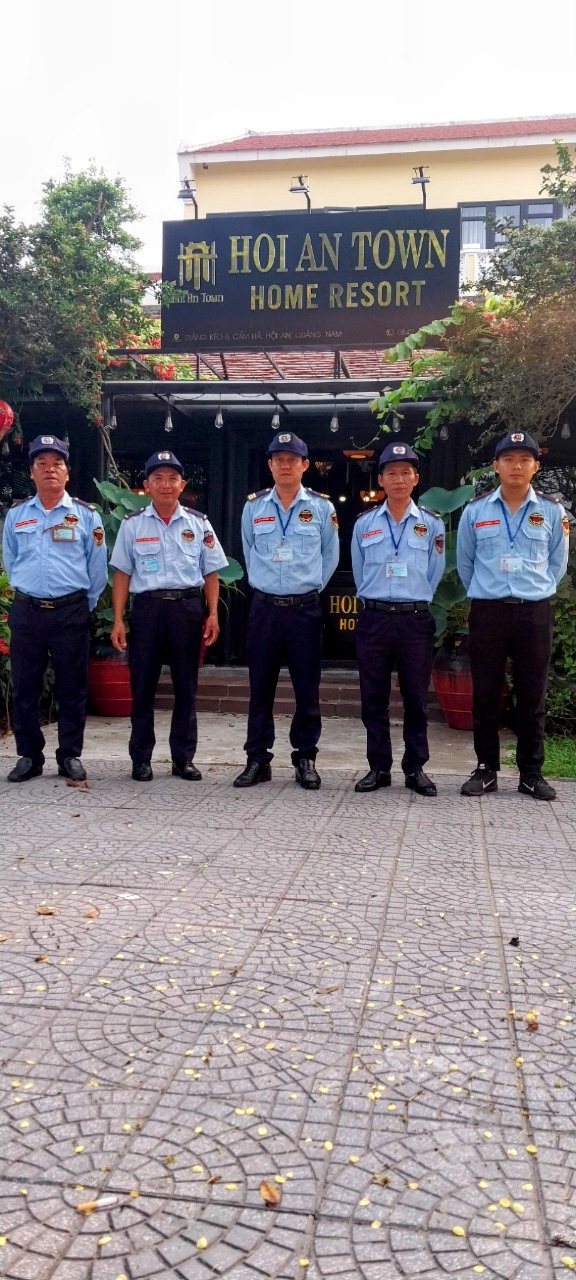 Nhân viên bảo vệ Thành Long tại Home town HoiAn